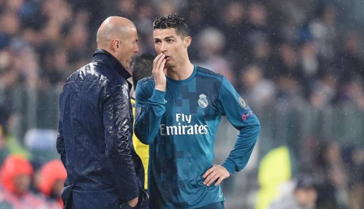 Zidane le da indicaciones a Cristiano Ronaldo.