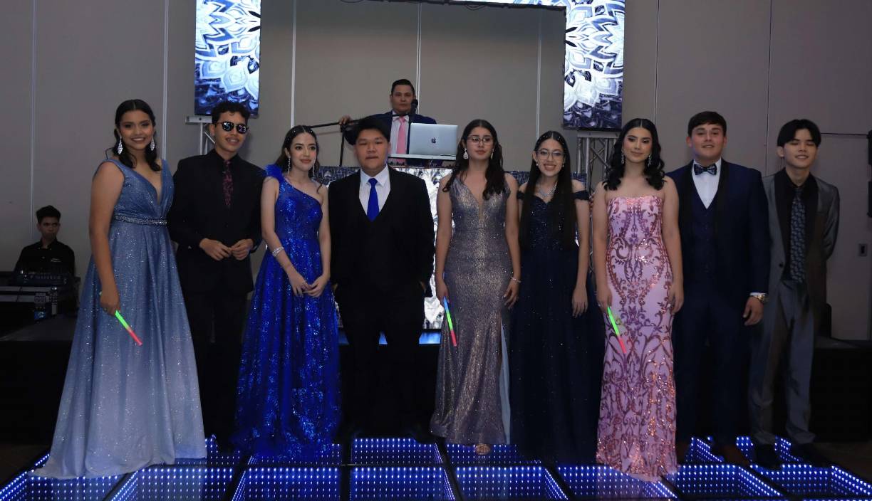 Los seniors posaron para las cámaras de Diario La Prensa, después de sus actos de graduación. Su emoción por graduarse de su colegio fue inmensa. Luego del solemne acto de toga y birrete, se vistieron de gala para disfrutar su anhelada fiesta de graduación. Las instalaciones del Club Hondureño Árabe fue el lugar predilecto para festejar este paso tan importante en sus vidas. Sus padres, orgullosos de sus hijos, los acompañaron como lo hicieron desde un comienzo. 