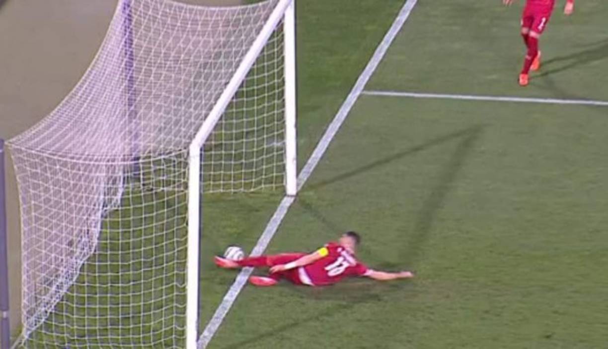 Un pase desde la izquierda de Nuno Mendes fue aprovechado por CR7 que alcanzó a golpear el balón antes de que llegara el meta del Eibar Marko Dimitrovic. La pelota sobrepasó claramente la línea de gol. El defensa Stefan Mitrovic la sacó cuando ya había entrado.<br/>