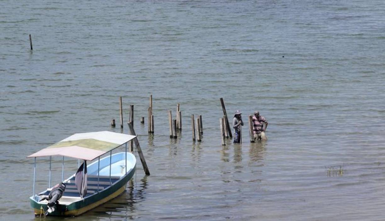 Personas aún remueven madera que eran las bases de las estructuras pintorescas que se habían convertido en los principales atractivos de los restaurantes.