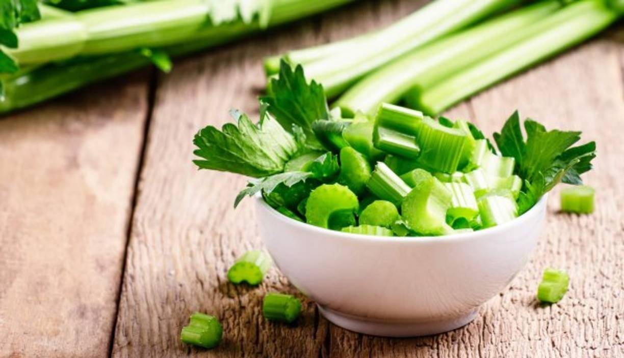 El aceite de la semilla de apio contiene ftálidos de acción anticarcinógena y antiinflamatoria. Las semillas y su aceite combaten el insomnio y la ansiedad. Esta verdura es ideal en dietas para perder peso, se puede comer al natural, en ensaladas, sopas o en jugo.