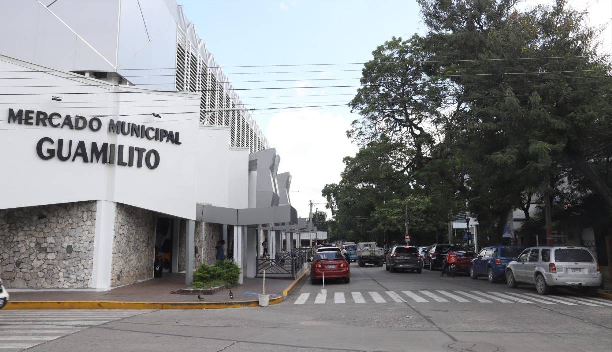 En barrio Guamilito aún existen casas de madera con diseños de aquella época, sin embargo, su expansión comercial ha sido muy grande, incluso se siguen construyendo plazas comerciales, si viaja a San Pedro Sula no puede dejar de visitar el mercado Guamilito en donde encontrará artesanías y productos hechos por emprendedores nacionales.