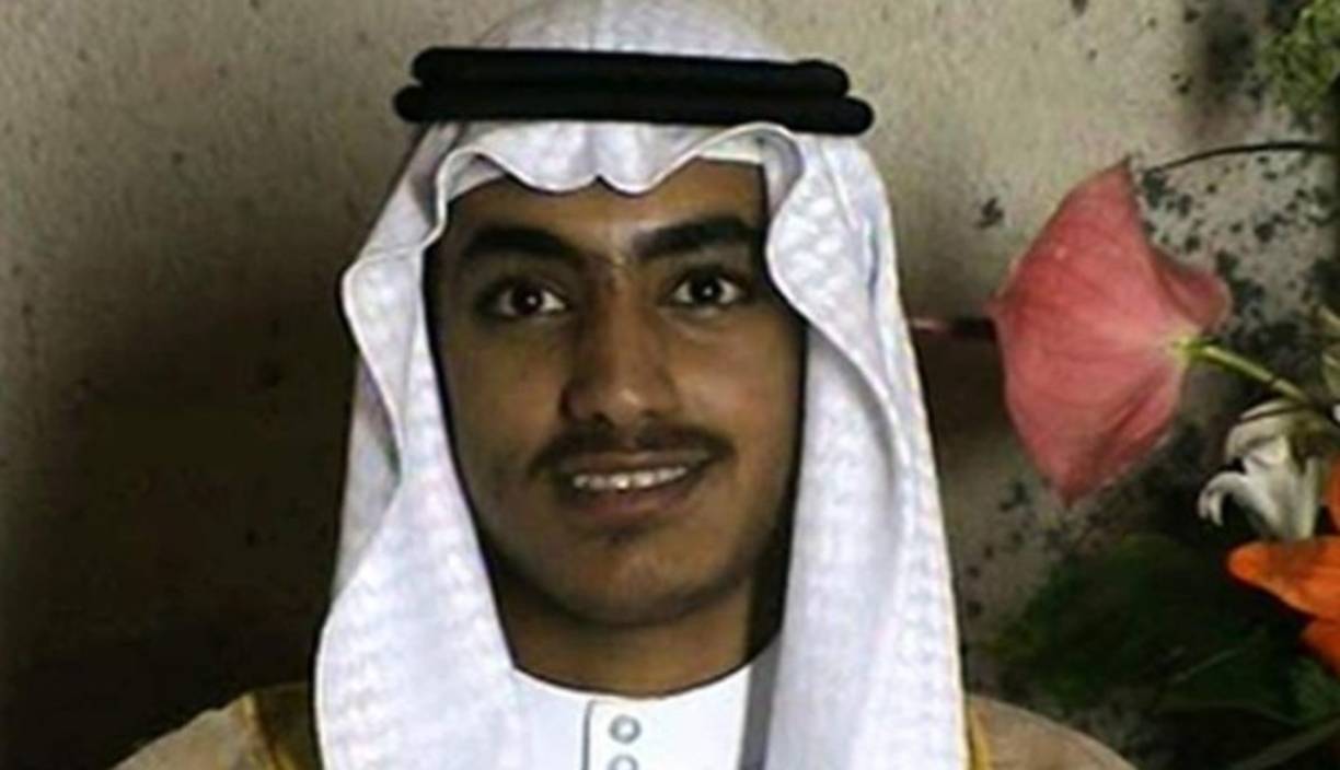 La prensa de Estados Unidos se hizo hoy eco de un vídeo casero en el que se puede ver a Hamza bin Laden, hijo de Osama bin Laden y presuntamente elegido para continuar el legado de su padre al frente de Al Qaeda, que se encontraba entre los miles de documentos hechos públicos el miércoles por la CIA. El vídeo -uno de los 470,000 documentos desclasificados por la Agencia Central de la Inteligencia (CIA) estadounidense- fue obtenido por las Fuerzas Especiales de USA el 1 de mayo de 2011 en la operación de captura del líder yihadista, que acabaría siendo abatido en su escondrijo del complejo paquistaní de Abbottabad.<br/>