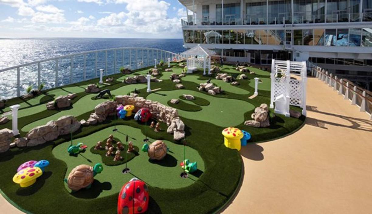 El presidente de Honduras, Juan Orlando Hernándesz, les dio la bienvenida a los 6,400 turistas que llegaron a Roatán en el Crucero Allure of the Seas. Foto tomada de Iglu Cruise