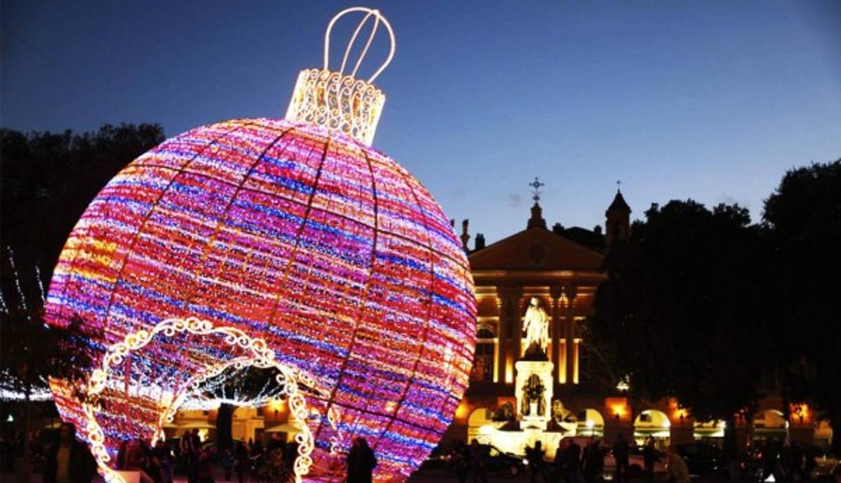 Francia. La celebración navideña en Francia tiene diferentes tradiciones en cada región del país. Además del 25 de diciembre, en el este y el norte de Francia la época navideña comienza el 6 de diciembre con la “fête de Saint Nicolas”, y en algunas provincias la “fête des Rois” o “Epifanía” del 6 de enero comprende la fecha más celebrada de la estación.