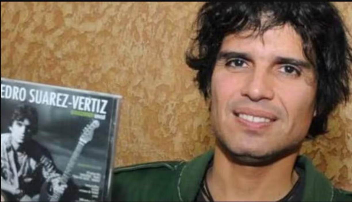 El cantautor respondió hace unos días un cuestionario que le envió el diario El Comercio, en el que aseguró que estaba “más limitado (físicamente) que antes”, pero dijo que no se cambiaba “por el Pedro de la década pasada”. “La paz que he conseguido, anuló todas mis nostalgias”, señaló.Suárez-Vertiz irrumpió en la década de 1980 como uno de los jóvenes artistas más destacados de la escena local al frente de la agrupación Arena Hash, que también tenía entre sus integrantes al posteriormente reconocido actor Christian Meier.