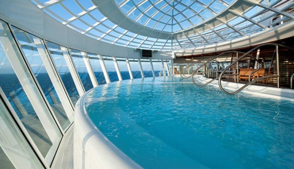 El Allure of the Seas tiene dos simuladores de surf.