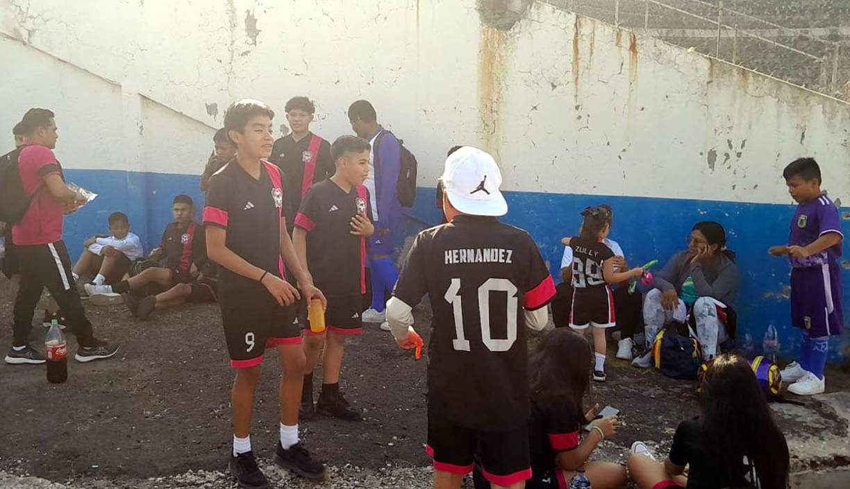 Los seleccionados nacionales brindaron algunas palabras a los chicos que llegaron al estadio Mariano Matamoros del municipio de Xochitepec, Morelos.