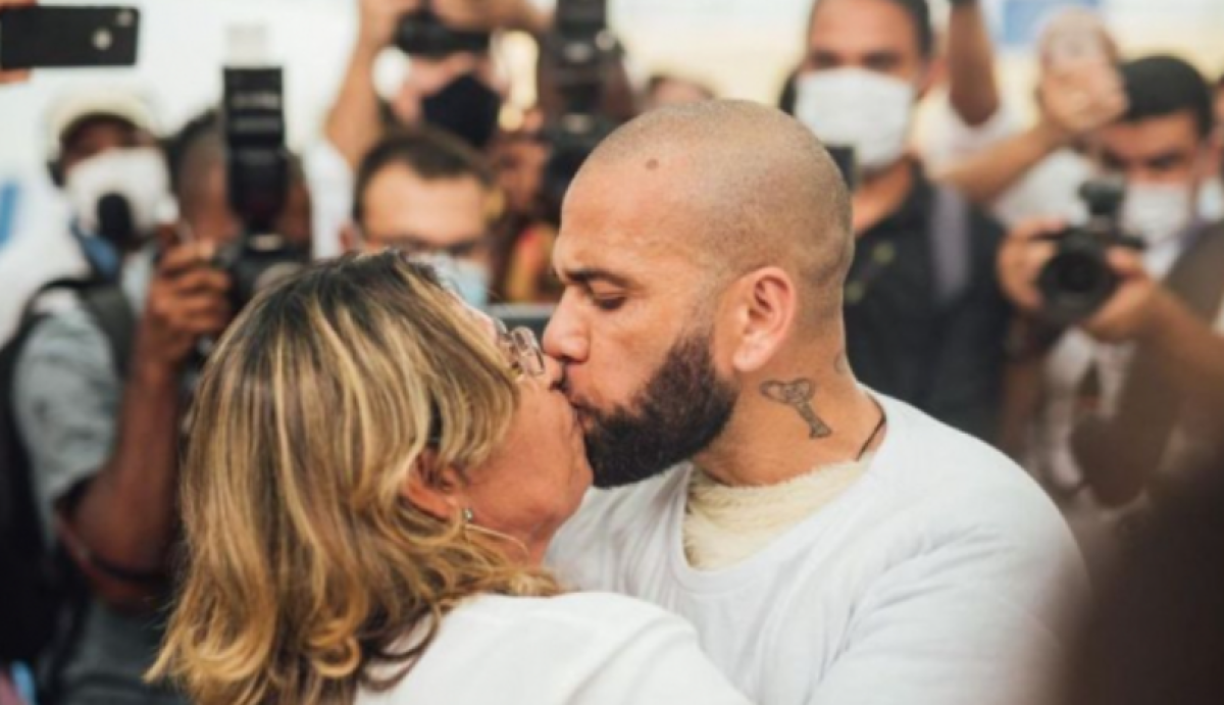 “Desafortunadamente, has sido asaltado por aquellos que han hecho todo. Mi hijo es bueno y la gente sufre porque cree en los que no tienen prisa. Dios pasa por todo de frente, el que te ha metido en esa trampa lo pagará todo”, expresó la brasileña en su mensaje.