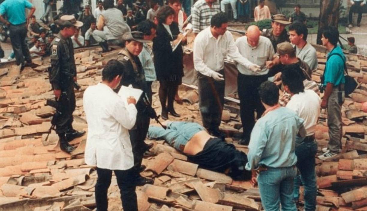 La vida de Escobar terminó en diciembre de 1993, cuando fue localizado por la policía colombiana, con la ayuda de fuerzas de Estados Unidos, en un tejado, en Medellín. Escobar intentó huir, pero fue alcanzado y abatido por las autoridades, siendo el policía Hugo Heliodoro Aguilar quien realizó el tiro de gracia. 