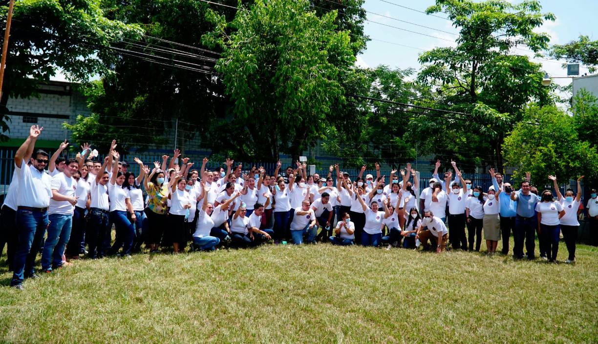 Más de un centenar de colaboradores junto con miembros de la directiva festejaron efusivamente por el 60 aniversario de Laboratorios Finlay.