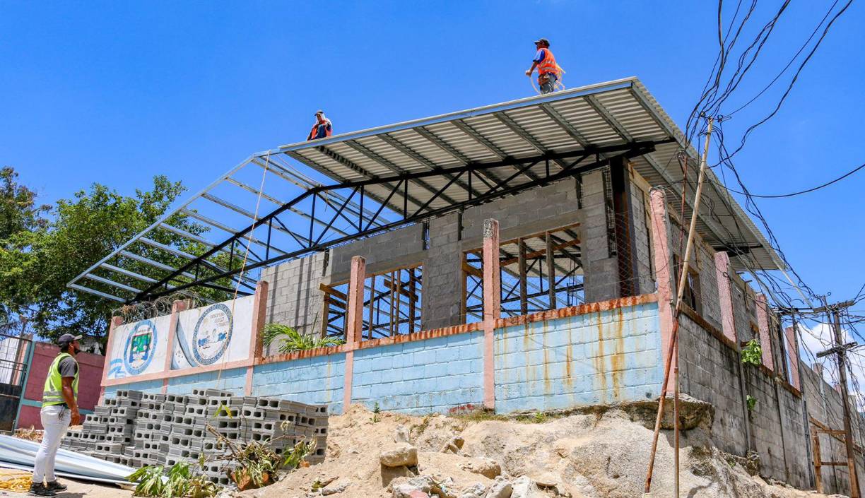 Respecto al Centro Comunal, dijo que pasará a ser un centro de entrenamiento en computación para los niños de los bordos, un comedor infantil y una escuela de música.