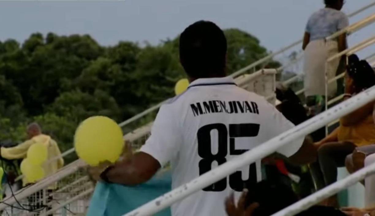 Su nombre es Manuel Oswaldo Menjívar Cruz, es oriundo de La Lima, Cortés, y estuvo en el estadio junto a sus dos hijos pequeños. Celebró los goles de la Bicolor y contó la razón que lo hace vivir en Guayana Francesa.