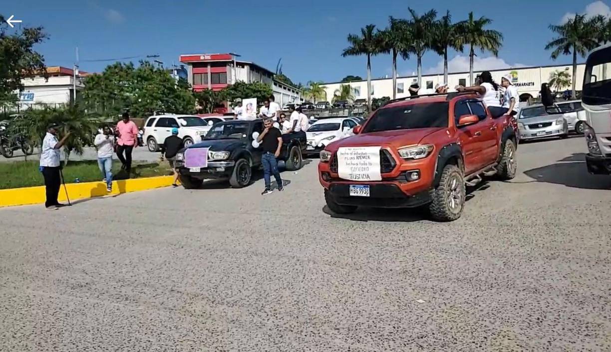 En una de las pancartas mostradas en la caravana se leía “Una injusticia hecha al individuo, es una amenaza hecha a toda la sociedad, Justicia”. 