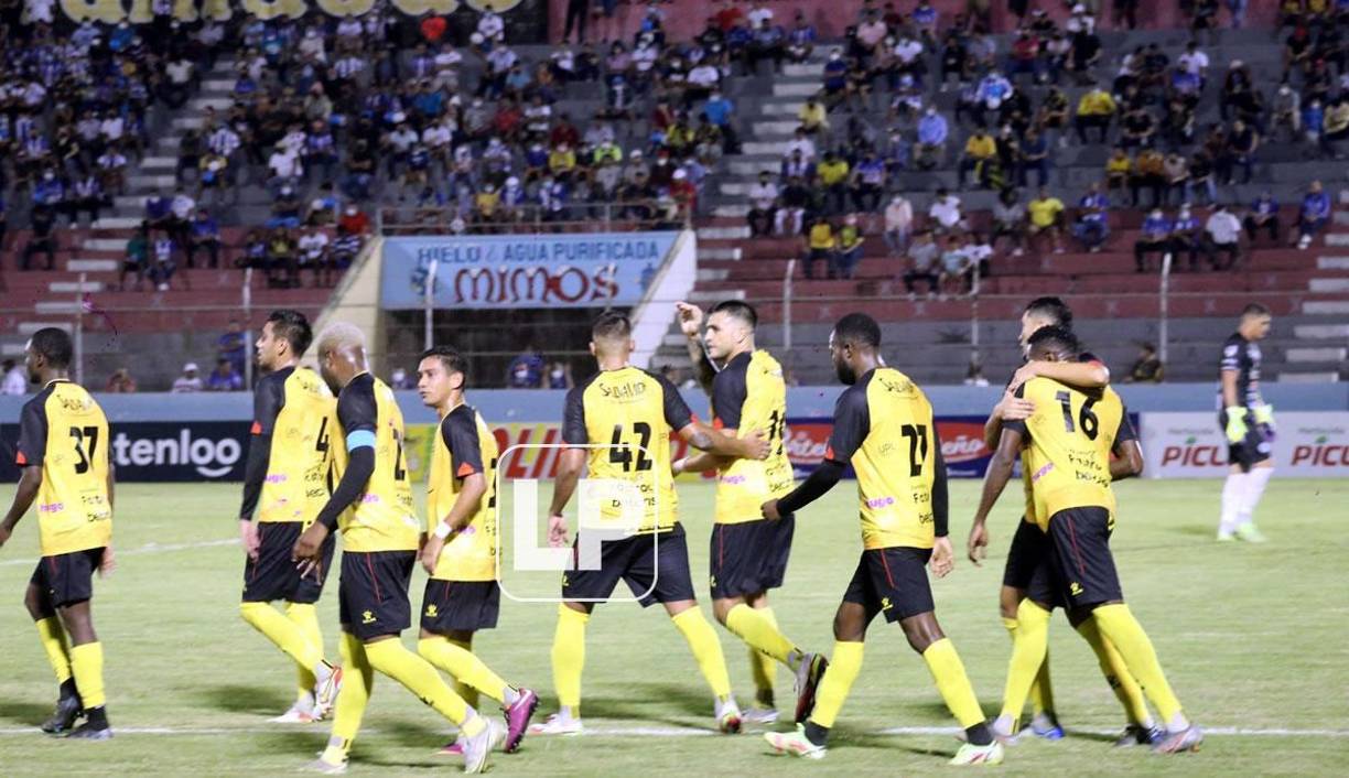 Jugadores del Real España festejan el gol de Ramiro Rocca que abrió el marcador en La Ceiba.