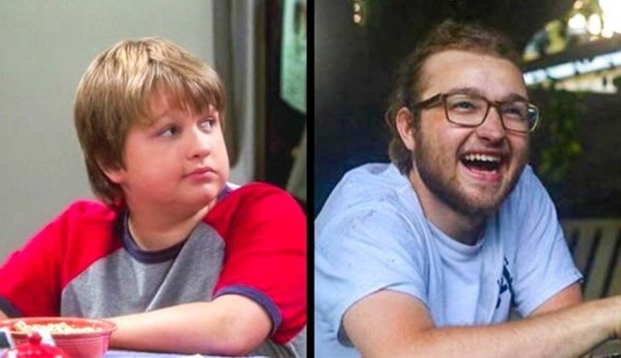 Angus T. Jones - Jake, 'Two and a half Men' (Dos hombres y medio)<br/><br/>La serie inició en 2003 y tuvo 12 temporadas, Agnus actuó hasta la número 9 porque se bautizó como cristiano adventista y los temas tratados en la serie no iba de acorde a sus creencias. <br/><br/>La última aparición de su personaje fue en el capítulo final de la temporada 9 cuando jake se gradúa de la secundaria y se enlista en el ejército. <br/><br/>