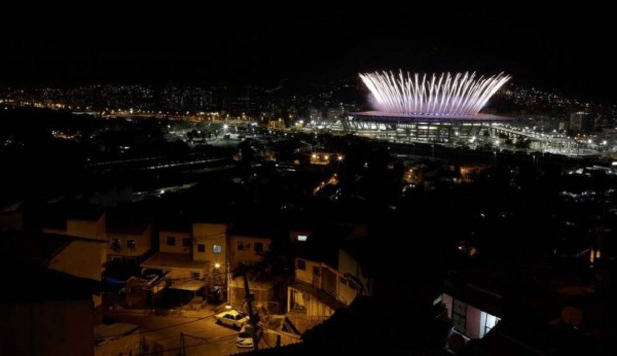 Apertura del Estadio Olímpico de Maracaná, visto desde las favelas en los actos de ceremonia.