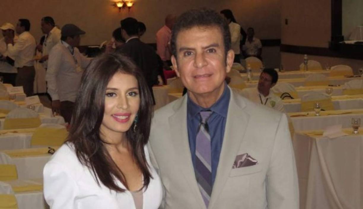 En una entrevista reciente para Radio HRN, se le preguntó a Salvador Nasrala sobre el posible embarazo de su esposa, y él expresó que ella ' se fue a Estados Unidos ha hacerce unos chequeos, y que él no sabía'.<br/><br/>El comentarista deportivo también sugirió que cualquier duda que tengan sobre el posible embarazo, pueden consultarla a Iroshka directamente, ya que ella no tendrá problema en responder.