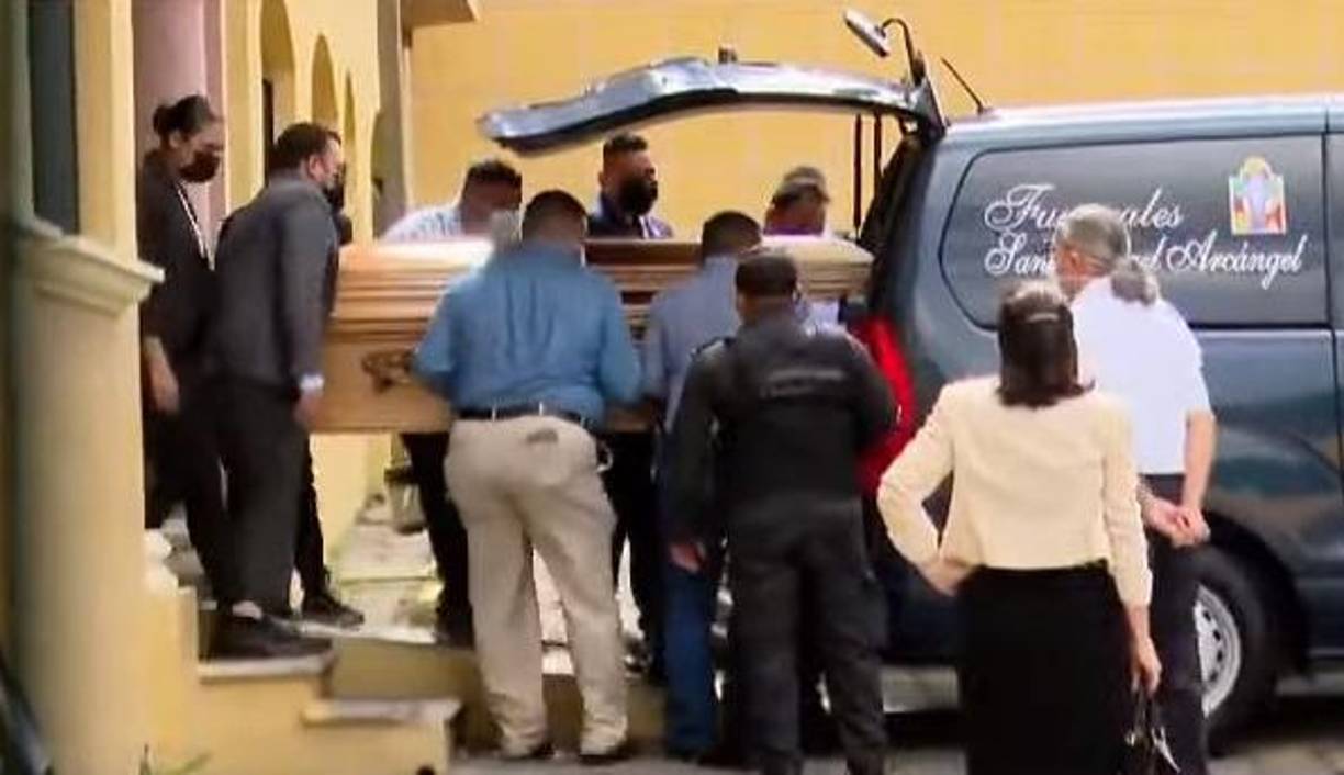 Anoche al velorio se hizo presente la presidenta de Honduras, Xiomara Castro junto al asesor presidencial Manuel Zelaya y Héctor Zelaya.