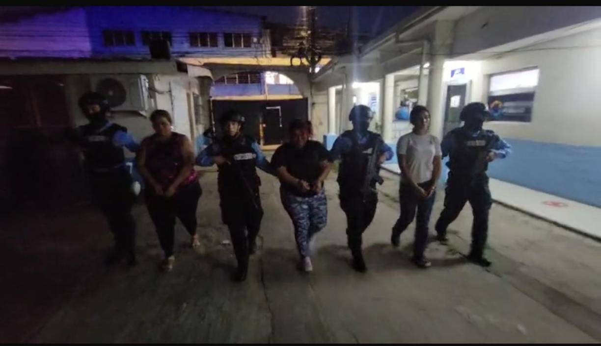 Las féminas fueron identificadas como María Teresa Castillo Mancia (37), Lucía Yanora Núñez Núñez (34) y Aneth Anahi Trochez Merino (18) y son acusadas del delito de secuestro agravado.