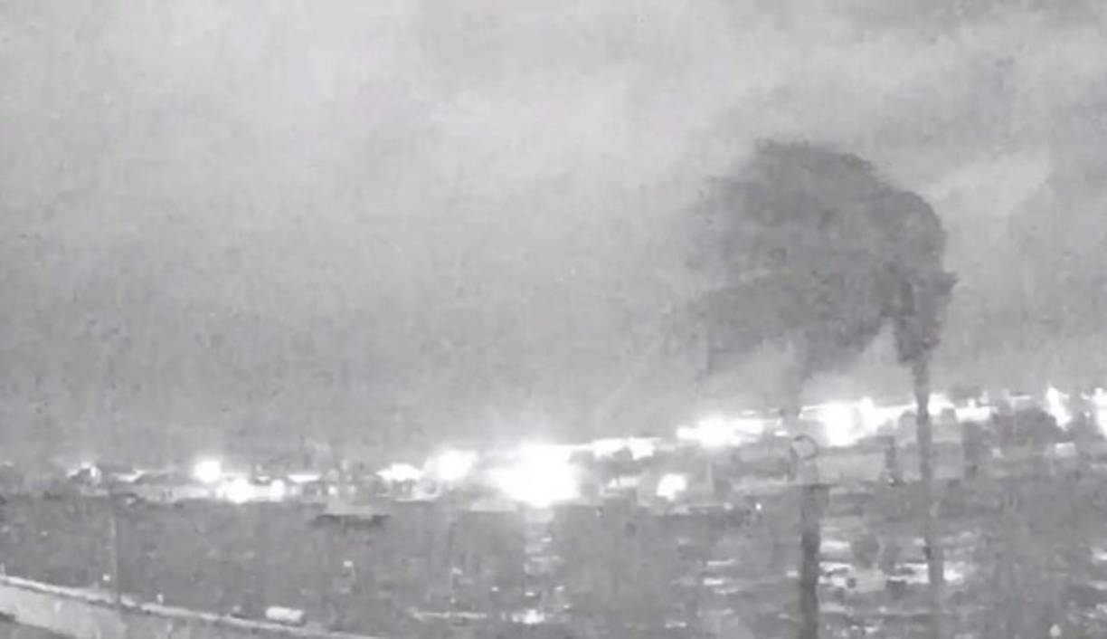 Residentes afirmaron a medios locales que las paredes de sus casas temblaban por la fuerza de los vientos del potente huracán, el más fuerte jamás registrado en el Atlántico.