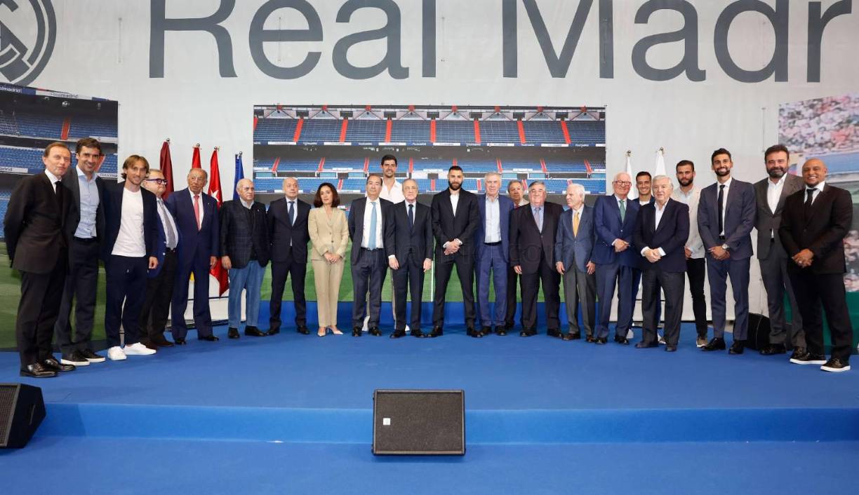 Asimismo por leyendas como Roberto Carlos y Raúl González, quienes fueron los encargados de transmitir el calor del madridismo hacia una leyenda que quiso decir adiós como si fuera uno más.