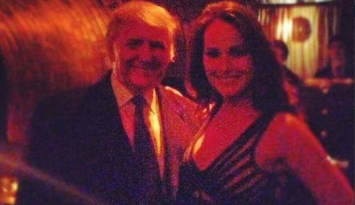 Trump también pagó el trámite para que la modelo obtuviera una visa de trabajo en su agencia de modelaje. Desde entonces, el magnate y Esser han mantenido una 'estrecha relación de amistad', según fuentes consultadas por Univision.