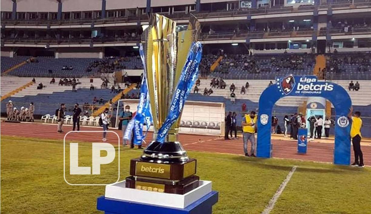 ‘La más deseada‘ se dejó ver en el estadio Olímpico. Esta es la Copa que se lleverá el campeón del Torneo Clausura 2022.