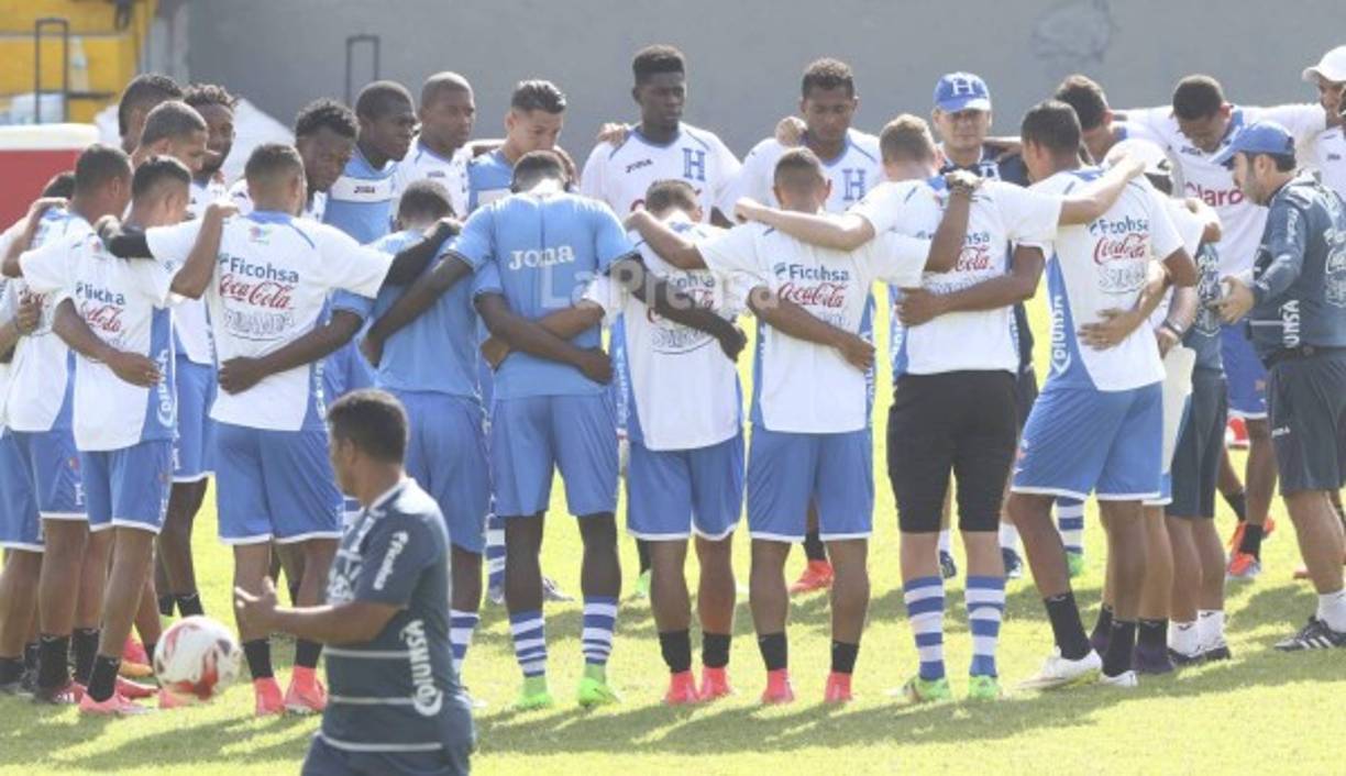 Previo al inicio de la práctica, la plantilla de la Bicolor se encomendó a Dios para lo que se avecina en esta jornada. FOTO Delmer Martínez.