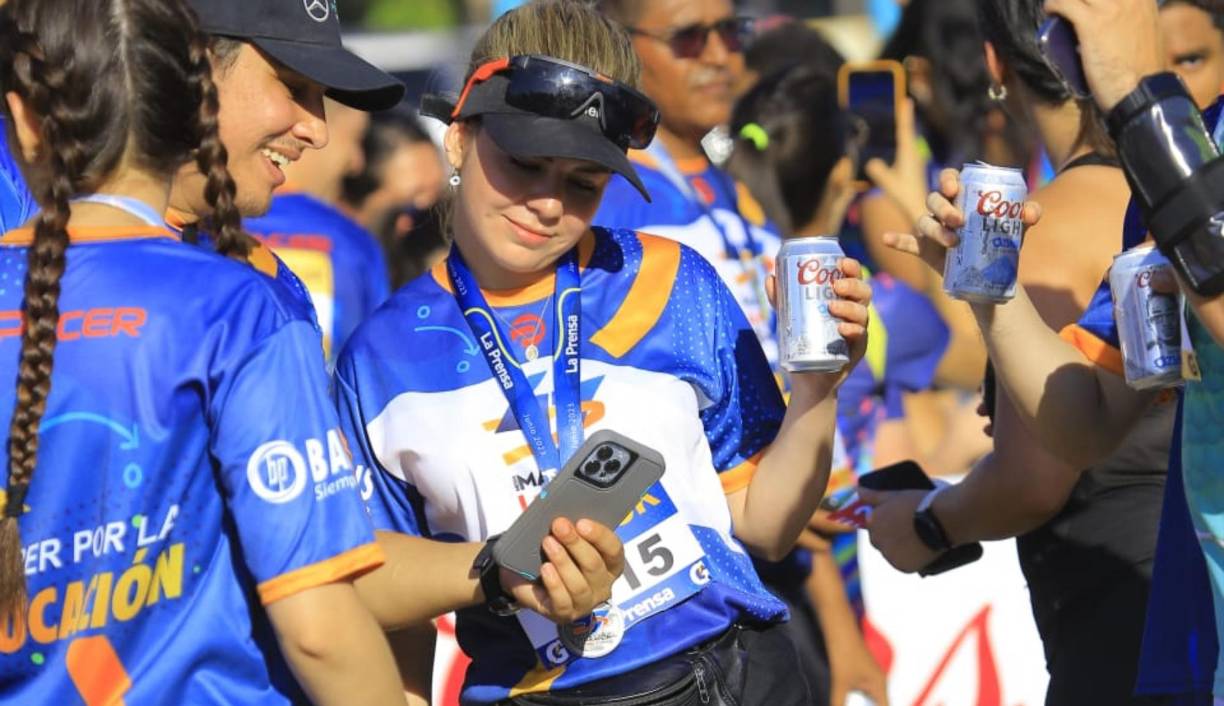 Esta bella chica revisando el celular de un joven tras el final de la carrera.