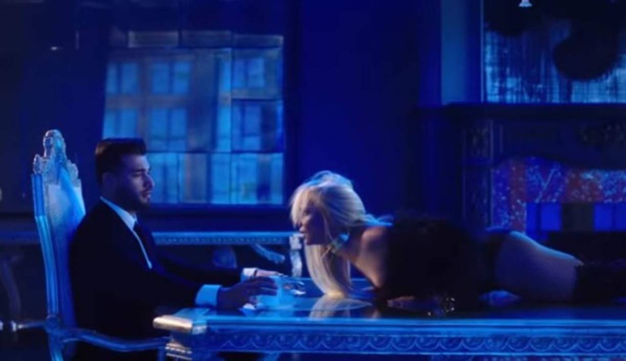 El joven de origen persa es entrenador personal, actor y modelo. Fue escogido para trabajar con Britney precisamente por su atractivo físico que presume en sus redes, sobre todo en Instagram.