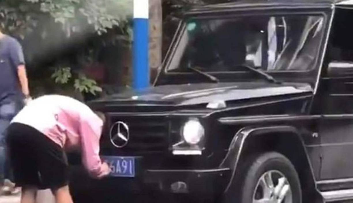 <br/>Yu Hanchao, delantero estrella del Guangzhou Evergrande de China, fue detectado por una cámara de seguridad cambiándole la placa a su vehículo y esto ha provocado que inclusive el equipo lo despida y él tendrá que pasar por la cárcel.