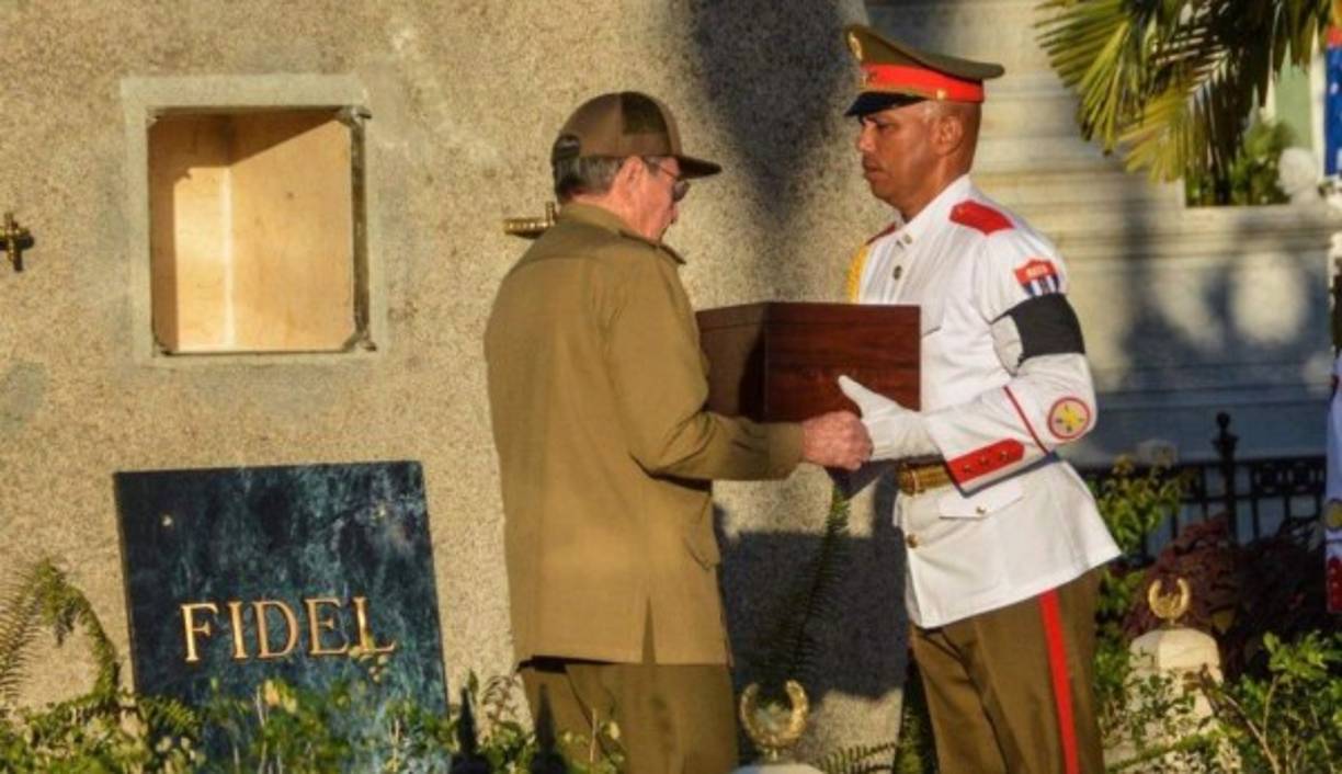 Raúl Castro sepultó las cenizas de su hermano en el cementerio de Santa Ifigenia, en Santiago de Cuba.