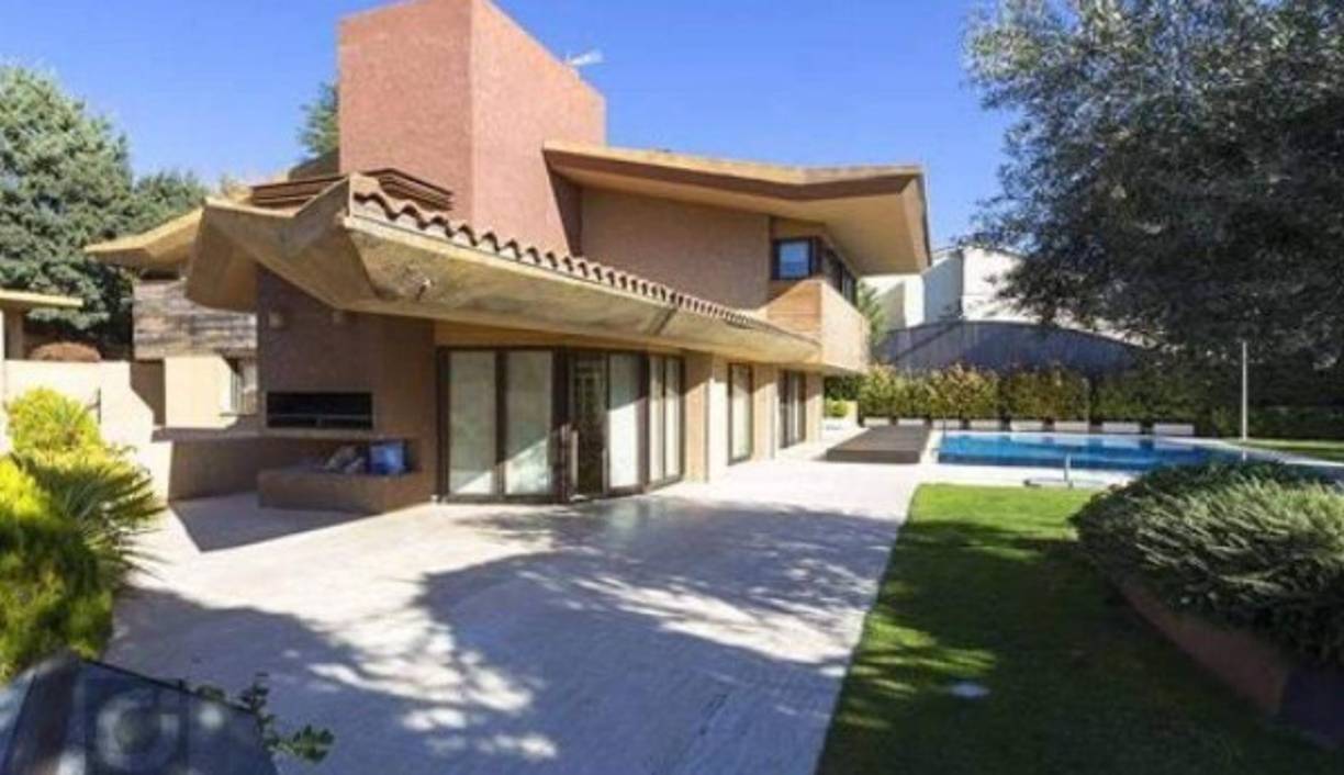 A pesar de una suculenta rebaja en el precio, el exjugador Fernando Hierro del Real Madrid, no ha podido poder vender una de sus casas y muchos la catalogan 'maldita'. Te dejamos datos de la mansión y algunas de las razones por lo que no sale un comprador. Fotos (Foto Gilmar Inmobiliaria).