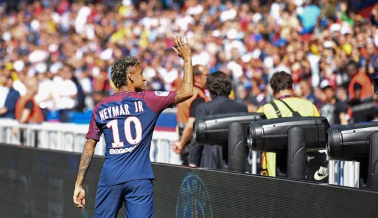 Neymar se ha dejado querer por la hinchada del PSG. FOTO AFP.