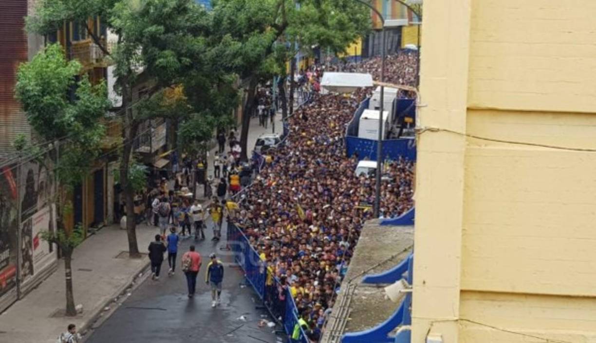 Muchos aficionados se quedaron afuera de La Bombonera y no pudieron ver el entrenamiento de Boca Juniors. En ese momento se produjeron algunos incidentes en los accesos por la gran cantidad de público que se quedó sin la posibilidad de ingresar al estadio para respaldar a los jugadores de cara al partido decisivo del próximo sábado.