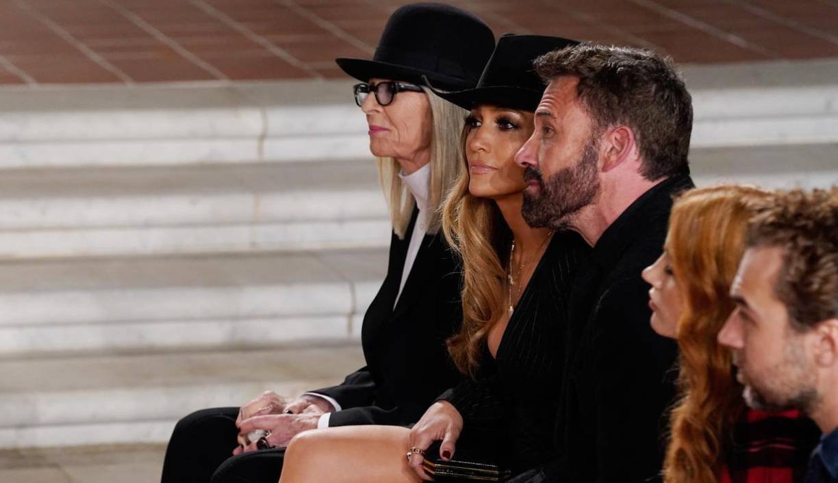 ¡Muy elegantes! Jennifer López y Ben Affleck visten a juego en el desfile de Ralph Lauren