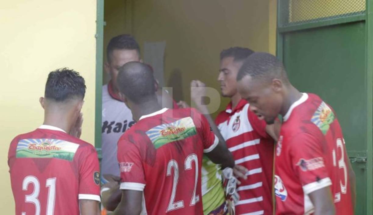 Los problemas entre Robledo y Matute siguieron en el camerino por lo que el resto de jugadores tuvieron que intervenir para que la situación se calmara.