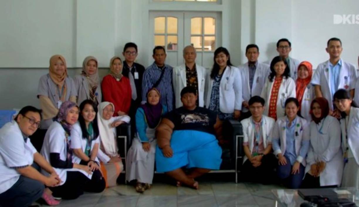 Arya Permana, tenía nueve años cuando su historia se viralizó y conmovió a millones a nivel mundial.