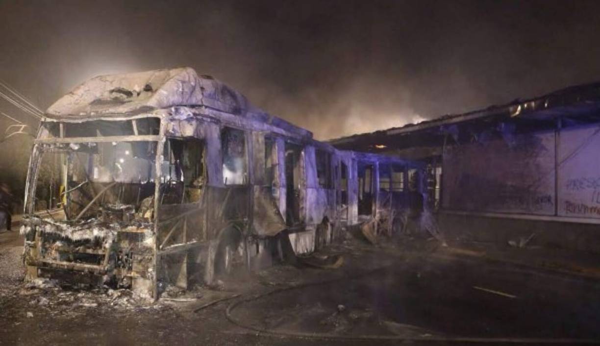 En el camino los estudiantes destruyeron una de las estaciones del metro de la capital, causando pérdidas millonarias. Los responsables serán consignados.