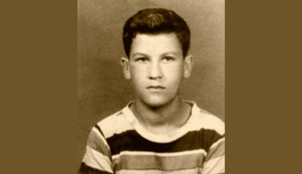 A los quince (15) años de edad, aproximadamente, Escobar comenzó a cometer robos de automóviles, falsificación de documentos y contrabando. A lo largo de su juventud, se unió a varios grupos criminales menores. 