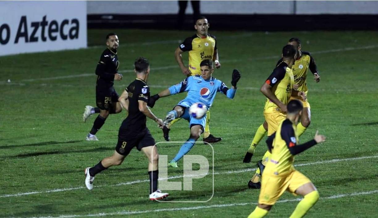 Jonathan Rougier despejando el balón desde su área.