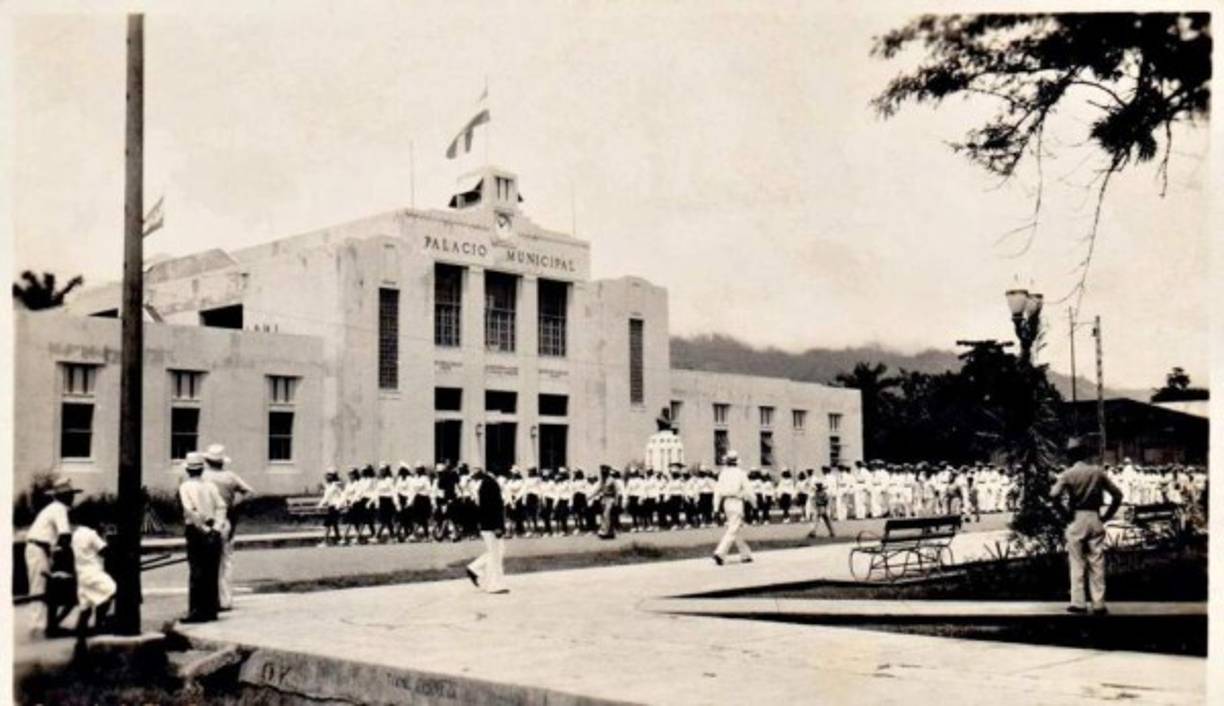 Por su cercanía a Puerto Cortés, la Villa de San Pedro fue blanco de constantes ataques y saqueos por parte de piratas europeos que llegaban al país. Por ello, la ciudad fue reubicada en varias oportunidades por parte de los colonizadores españoles. En la foto, la alcaldía en 1950.