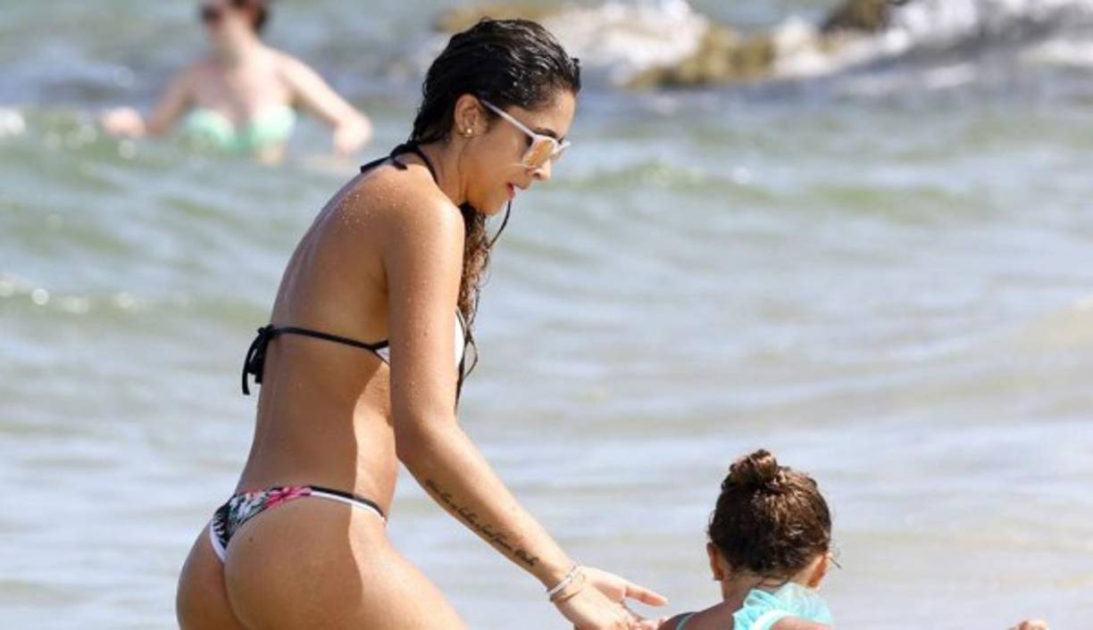Napoli's Colombian goalkeeper David Ospina (Bottom) collides with Udinese's Argentine forward Ignacio Pussetto during the Italian Serie A football match Napoli vs Udinese at the San Paolo stadium in Naples. (Photo by Carlo Hermann / AFP)