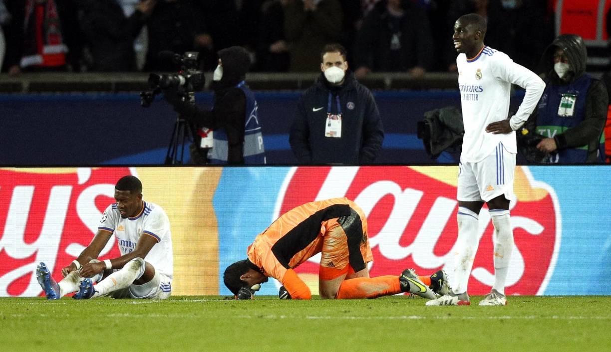 Courtois, David Alaba y Mendy estaban decepcionados tras perder con gol a los 94 minutos.