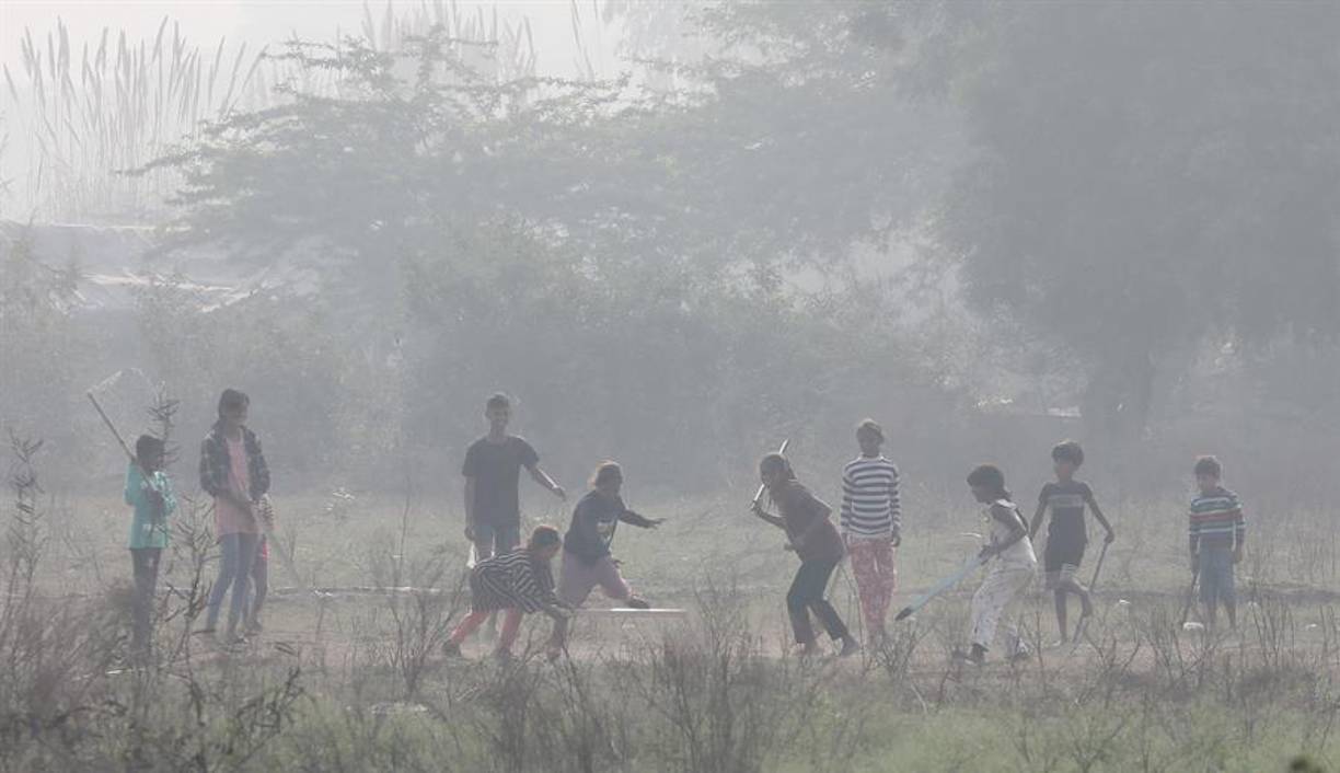 Nueva Delhi, que la semana pasada experimentó su peor oleada de contaminación ambiental esta temporada, presentaba este lunes a las 18:00 horas (12:30 GMT) un Índice de Calidad del Aire de 359 puntos.