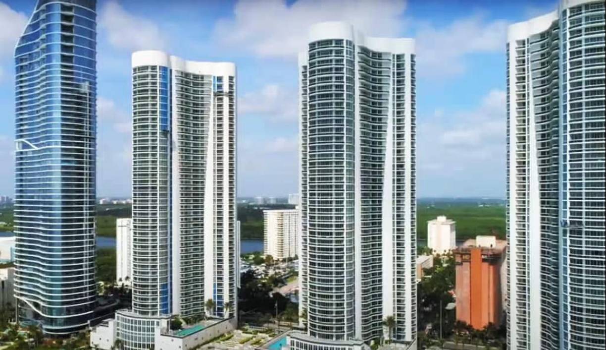 Entre los edificios mencionados en el reporte figuran el Surf Club Towers, el Faena Hotel, the Porsche Design Tower, The Ritz-Carlton Residences, Trump Tower III y el Trump International Beach Resorts, algunos de los cuales cuentan con más de 300 unidades y son ocupados por residentes y turistas.