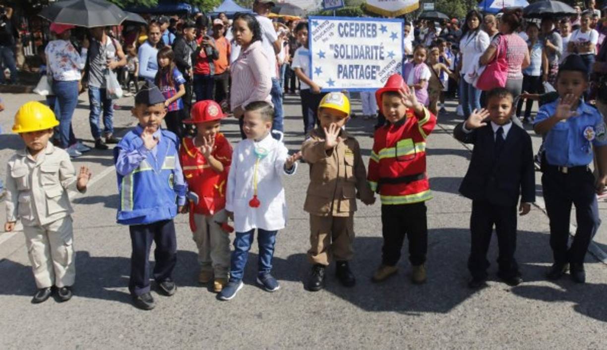 Tiernas escenas de los pequeños vestidos de bomberos, policías, doctores, entre otros, se pudieron observar en el multitudinario desfile que se realizó en Tegucigalpa.