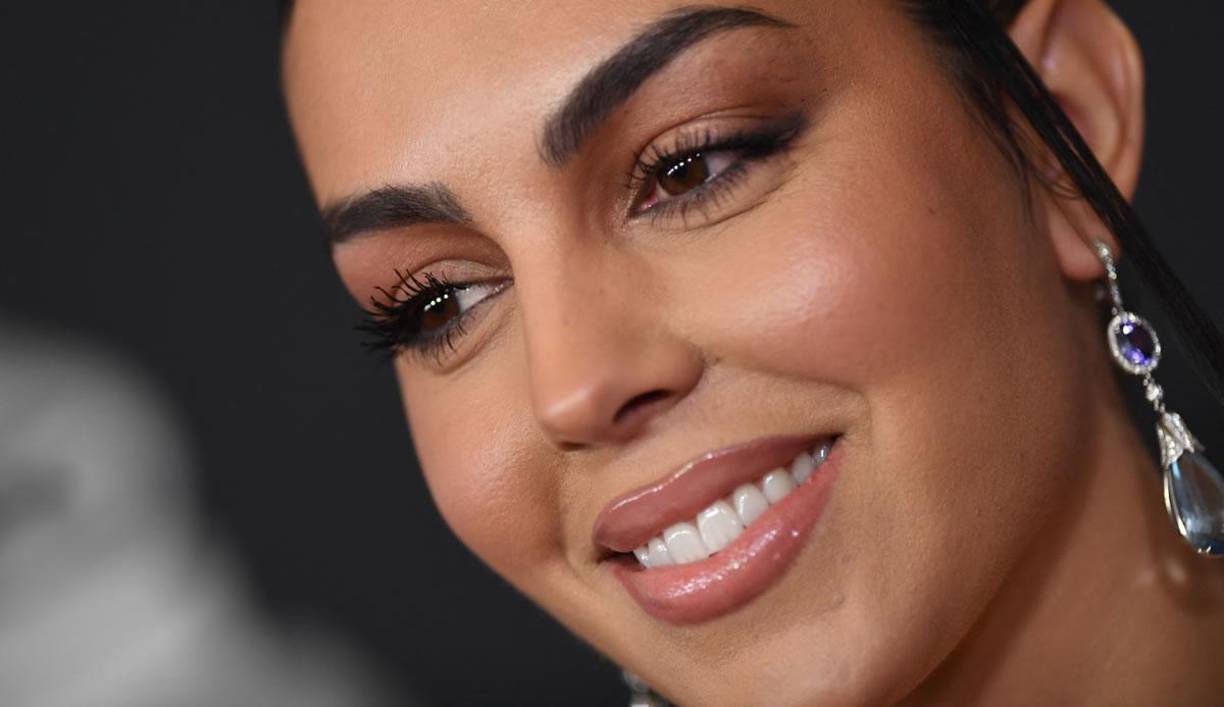 El peinado de Georgina ha dejado ver sus impresionantes pendientes, una joya que ha combinado con otras como una pulsera y varios anillos que seguramente están valorados en una cantidad económica muy elevada. 