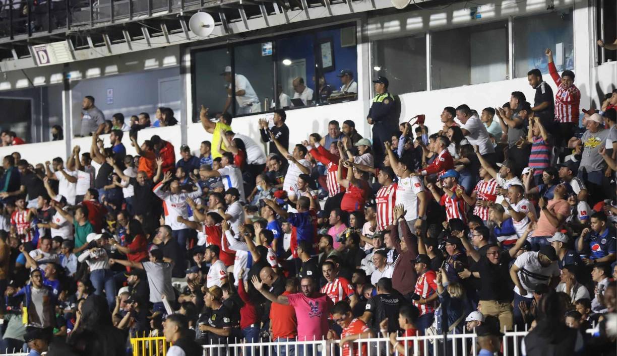 La afición del Olimpia celebró con euforia en el sector de silla el 2-0. 